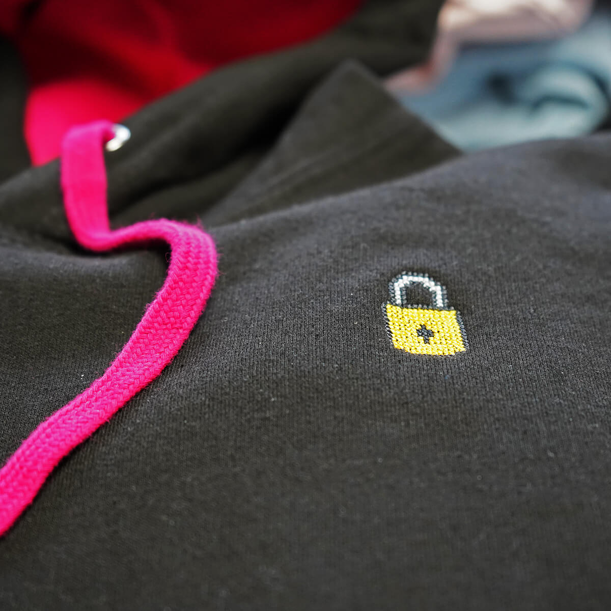 Outlet: ![Motiv: Schloss, geschlossen] Unisex / Hoodie (L), zweifarbig (Schwarz+Pink)